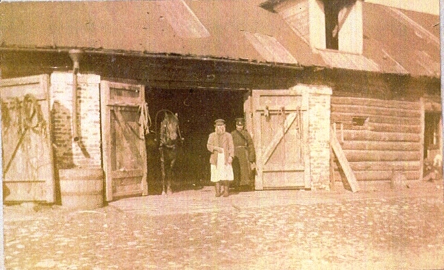 may 1899 horse and men at door
