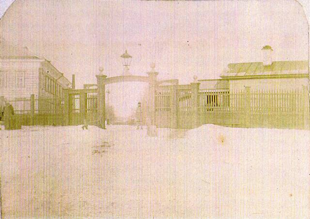 uglich gates in snow